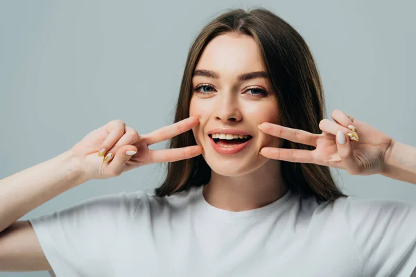 Hermosa Chica Feliz Mostrando Signos Paz Cerca Cara Aislado Gris — Foto de Stock