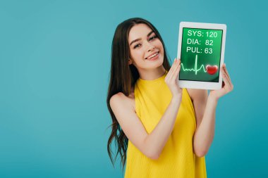 turkuaz izole sağlık izci uygulaması ile dijital tablet gösteren sarı elbisegüzel esmer kız