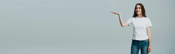 Панорамный Снимок Красивой Счастливой Девушки Указывающей Рукой Пространство Копирования Изолированное — стоковое фото