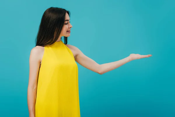 Gelukkig Mooi Meisje Gele Jurk Wijzend Met Hand Kopie Ruimte — Stockfoto