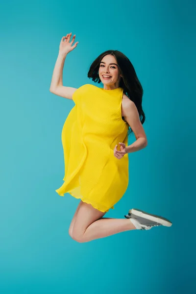 Vista Completa Hermosa Chica Feliz Vestido Amarillo Saltando Turquesa — Foto de Stock