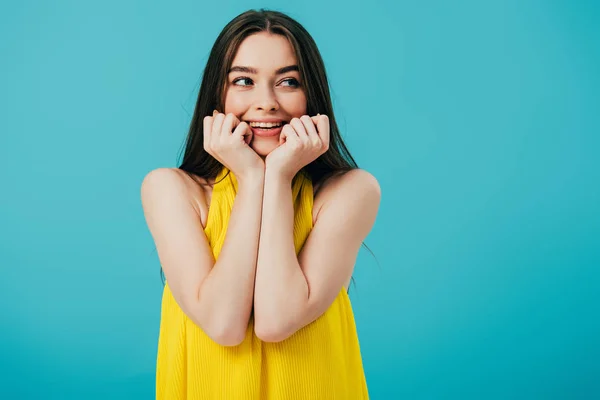 Gelukkig Mooi Meisje Gele Jurk Met Handen Buurt Van Gezicht — Stockfoto