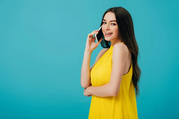 Feliz Hermosa Chica Vestido Amarillo Hablando Teléfono Inteligente Aislado Turquesa — Foto de Stock