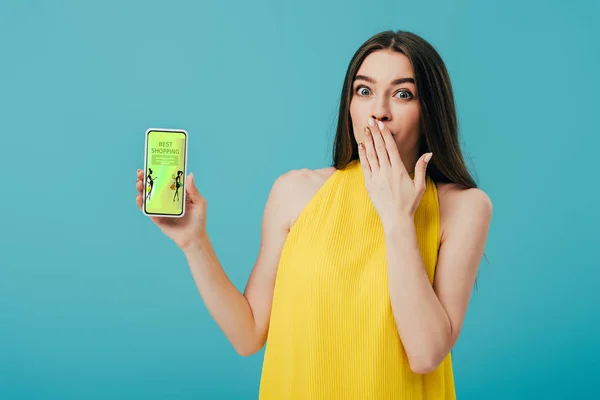 Chocado Menina Bonita Vestido Amarelo Mostrando Smartphone Com Aplicativo Compras — Fotografia de Stock