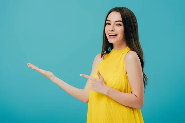 Gelukkig Mooi Meisje Gele Jurk Wijzend Met Vinger Kopie Ruimte — Stockfoto