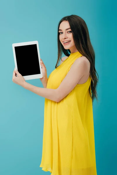 Piękna Brunetka Dziewczyna Żółtej Sukni Pokazując Cyfrowy Tablet Pustym Ekranem — Zdjęcie stockowe