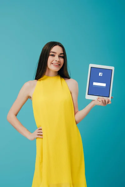 Kyiv Ukraine Junho 2019 Menina Sorridente Vestido Amarelo Com Mão — Fotografia de Stock