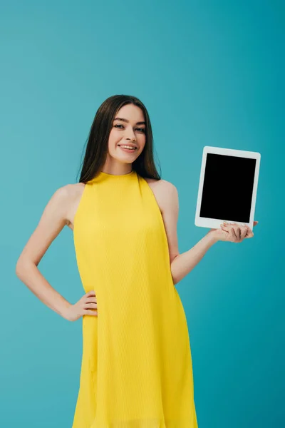 Linda Menina Morena Vestido Amarelo Com Mão Quadril Mostrando Tablet — Fotografia de Stock