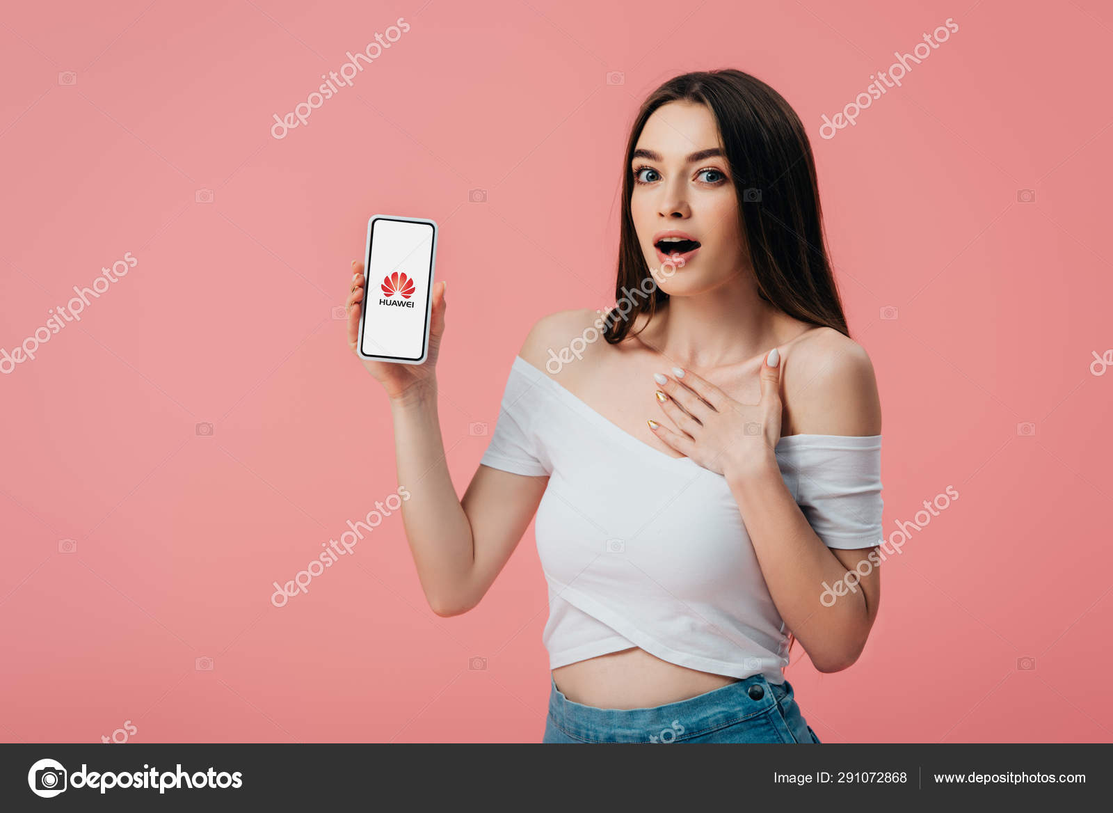 Новая реклама тик тока. Реклама из тик тока с девушкой. Девушка с телефоном. Девушка рекламирует. Девушка с телефоном реклама.