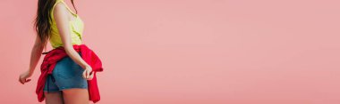 pembe, panoramik çekim izole dans parlak giysiler içinde güzel kız kırpılmış görünümü