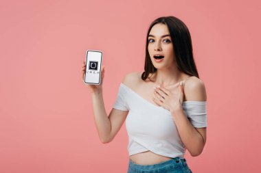 Kiev, Ukrayna - 6 Haziran 2019: pembe izole uber uygulaması ile akıllı telefon tutan güzel şok kız