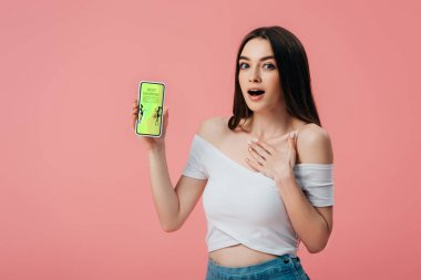 pembe izole online alışveriş uygulaması ile akıllı telefon tutan güzel şok kız