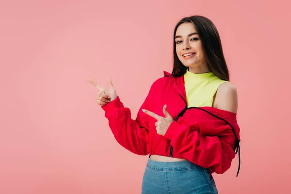 Bela Menina Sorridente Roupas Brilhantes Apontando Com Dedos Espaço Cópia — Fotografia de Stock