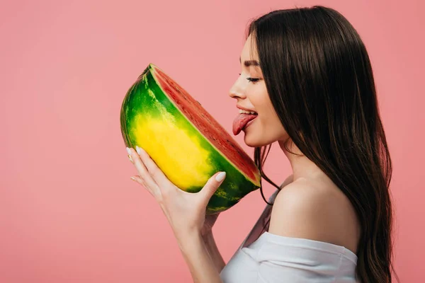 Seitenansicht Der Schönen Lächelnden Mädchen Lecken Reife Köstliche Wassermelone Halb — Stockfoto