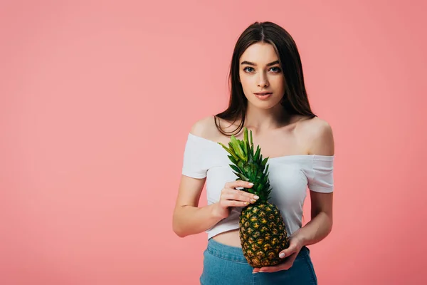 Vacker Flicka Poserar Med Mogna Läckra Ananas Isolerad Rosa — Stockfoto