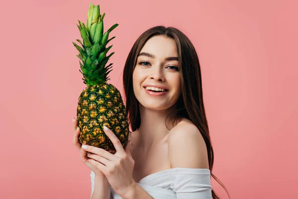 Krásná Usměvavá Dívka Držící Zralé Lahodné Ananasu Izolované Růžovém — Stock fotografie