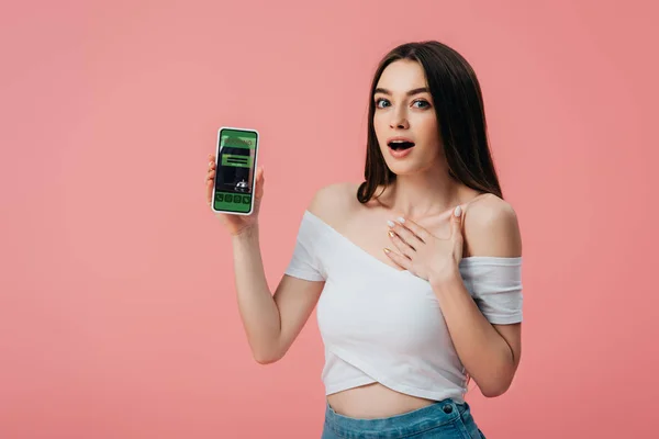 Piękny Wstrząśnięty Dziewczyna Trzyma Smartphone Rezerwacji Aplikacji Białym Tle — Zdjęcie stockowe