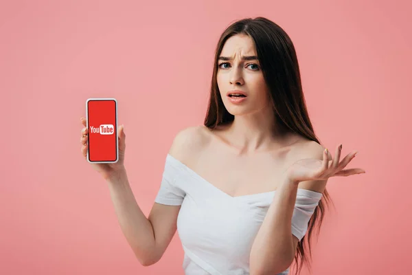 Kyjev Ukrajina Června 2019 Krásná Zmatená Dívka Držící Smartphone Youtube — Stock fotografie