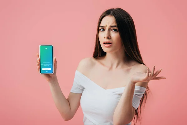 Kyiv Ukraine Juin 2019 Belle Fille Confus Tenant Smartphone Avec — Photo