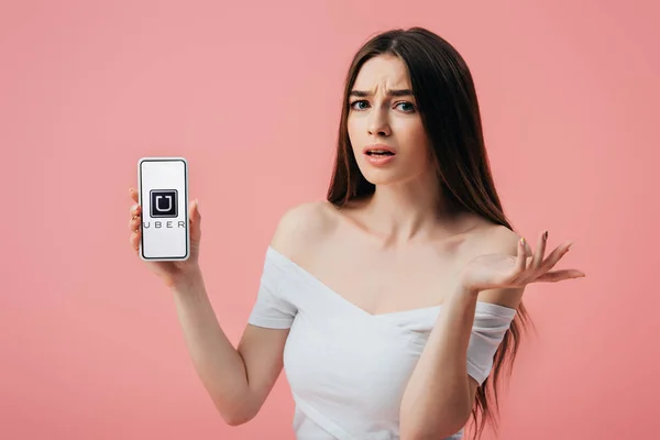 Kyjev Ukrajina Června 2019 Krásná Zmatená Dívka Držící Smartphone Uber — Stock fotografie