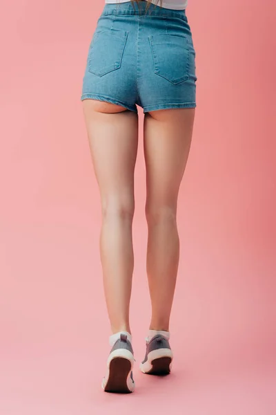 Vue Arrière Fille Short Denim Sur Fond Rose — Photo