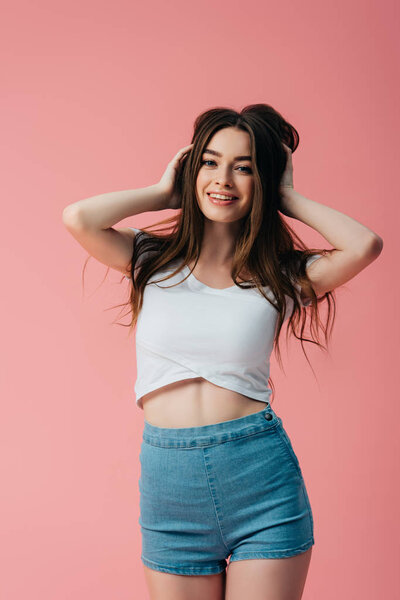 красивая улыбающаяся девушка в розовом
