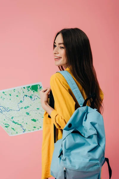 Schöne Lächelnde Mädchen Mit Rucksack Mit Karte Isoliert Auf Rosa — Stockfoto