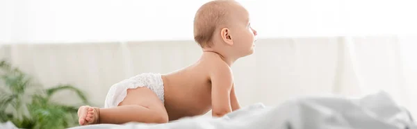 Tiro Panorâmico Criança Adorável Rastejando Lençóis Brancos Sala Luz — Fotografia de Stock