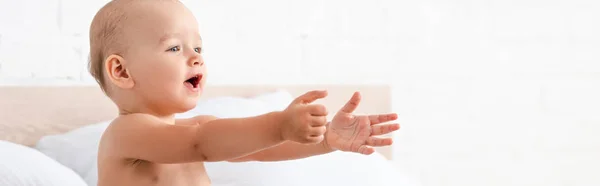 Foto Panorámica Adorable Niño Pequeño Abriendo Boca Levantando Las Manos —  Fotos de Stock