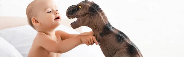 Panoráma Lövés Aranyos Kis Gyerek Játszik Barna Dinoszaurusz Fehér Szobában — Stock Fotó