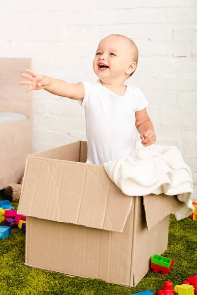 Niño Feliz Parado Una Caja Cartón Levantando Mano — Foto de Stock