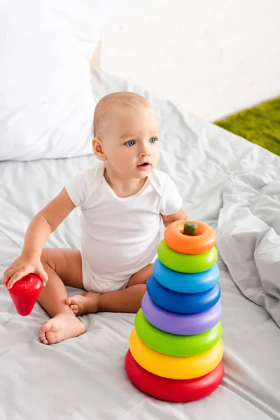 Lustiges Barfußkind Weißen Kleidern Das Mit Spielzeugpyramide Auf Dem Bett — Stockfoto
