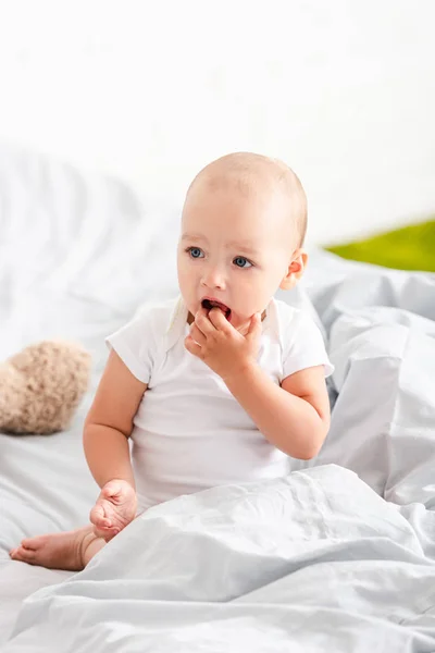 Niedliches Barfüßiges Kind Weißer Kleidung Sitzt Auf Dem Bett Und — Stockfoto