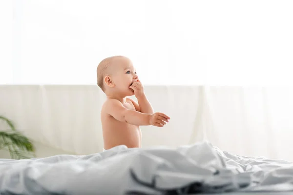 Vista Lateral Criança Pequena Bonito Sentado Cama Tomando Mãos Boca — Fotografia de Stock