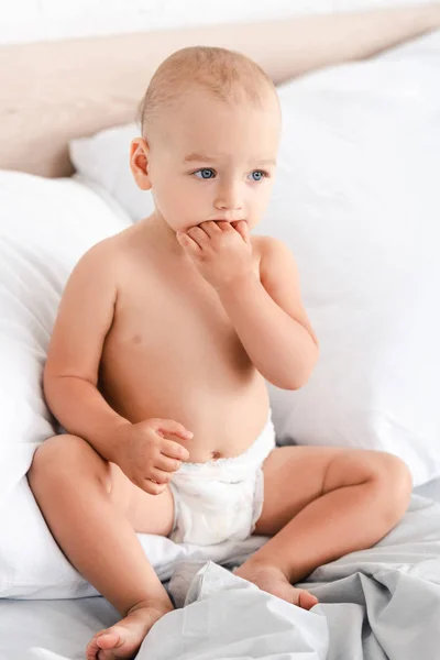 Entzückendes Kleines Kind Sitzt Auf Dem Bett Mit Weichen Weißen — Stockfoto