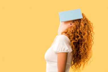 sarı izole yüzünde kitap ile redhead öğrenci
