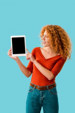 mavi izole boş ekran ile dijital tablet bakarak gülümseyen kadın