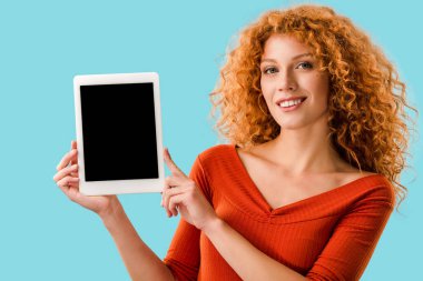 mavi izole boş ekran ile dijital tablet gösteren neşeli kız