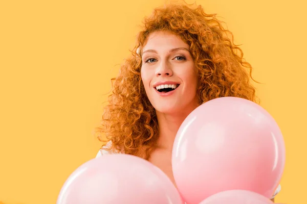 Menina Sorridente Atraente Com Balões Rosa Isolado Amarelo — Fotografia de Stock