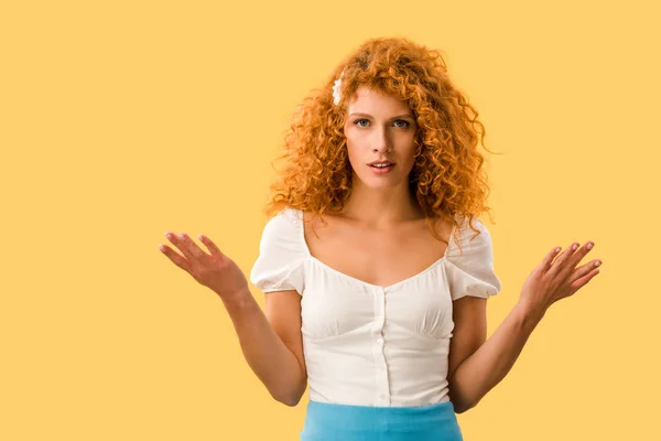 Verward Roodharige Vrouw Met Schouderophalend Gebaar Geïsoleerd Geel — Stockfoto