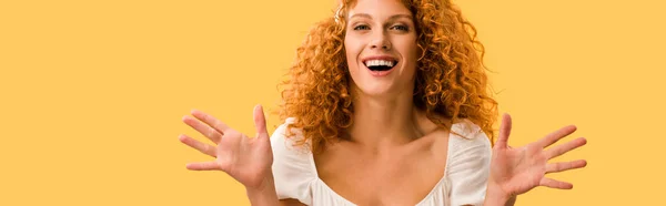 Mulher Feliz Com Cabelo Vermelho Gesticulando Isolado Amarelo — Fotografia de Stock