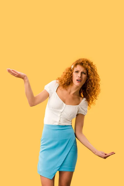 Confused Redhead Woman Shrug Gesture Isolated Yellow — Stock Photo, Image