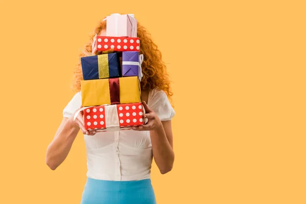 Mujer Joven Sosteniendo Regalos Aislados Amarillo —  Fotos de Stock