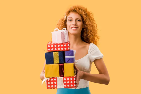 Attraktive Rothaarige Mädchen Halten Geschenkboxen Isoliert Auf Gelb — Stockfoto