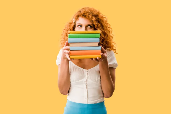Aantrekkelijke Vrouwelijke Student Holding Boeken Geïsoleerd Geel — Stockfoto