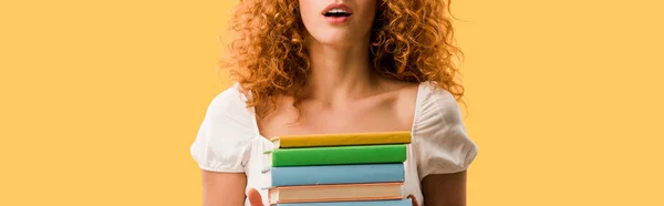 Bijgesneden Weergave Van Geschokt Redhead Student Holding Boeken Geïsoleerd Geel — Stockfoto