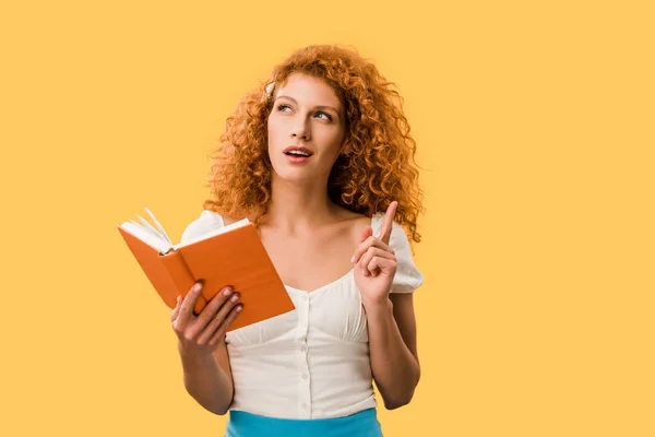 Peinzende Redhead Vrouw Met Boek Geïsoleerd Geel — Stockfoto