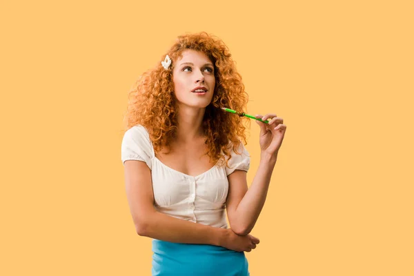 Doordachte Redhead Vrouw Met Potlood Geïsoleerd Geel — Stockfoto
