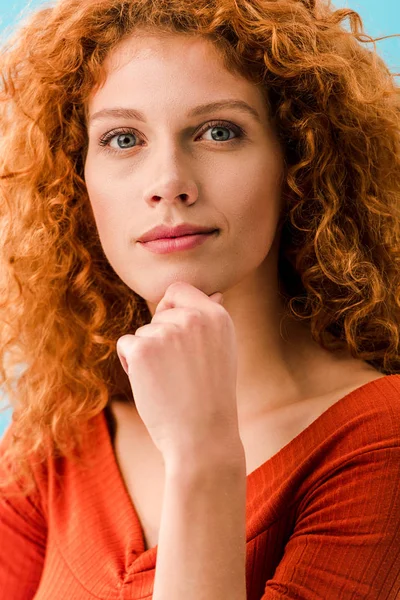 Retrato Menina Ruiva Pensativa Atraente Isolado Azul — Fotografia de Stock