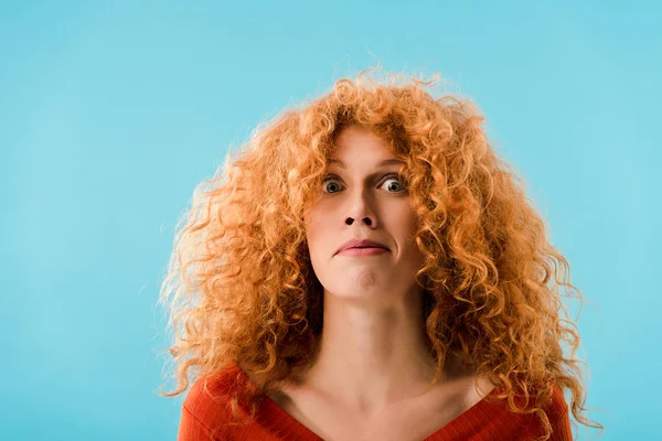 Portret Van Geschokt Redhead Vrouw Geïsoleerd Blauw — Stockfoto